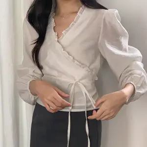 [코코블랑] [코코메이드]로렛 프릴 랩 블라우스