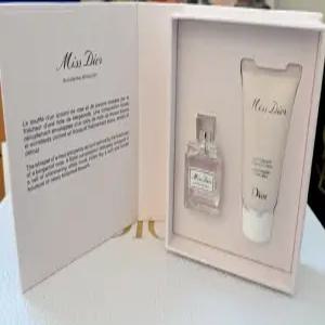 미스디올오드퍼퓸 5ml 바디밀크20ml 세트 / 디올쇼핑백