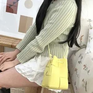 [다잇템] 여성 쁘띠 키치룩 조임끈 크로스 복조리백 색상 디자인