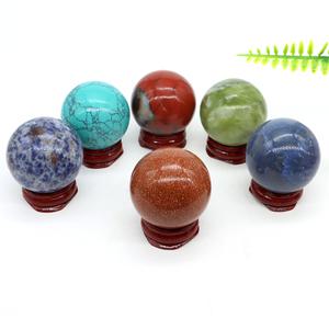 천연 로즈 쿼츠 광택 글로브 마사지 볼 Reiki Healing Stone 가정 장식 스탠드가 있는 절묘한 보석 선물 40