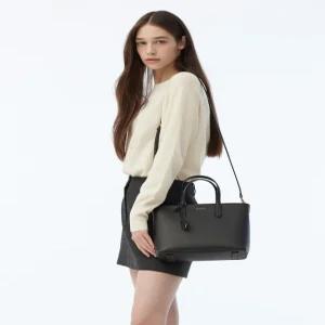 헤지스 액세서리 여성 24SS [클리어런스][스테디셀러]블랙 로고장식 소가죽 토트백 겸 크로스백 WIBA4E157
