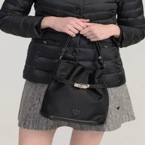 닥스 골프 여성 25FW [추석선물][PREMIUM] 블랙 나일론 버클 장식 버킷백 DNGF5F654BK