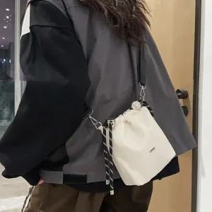 캐주얼 여성 스트랩 미니 주머니 숄더백 모던보스턴백 데일리보스턴백 심플 모먼트