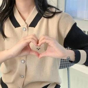온나핏 아리든 브이넥 배색 곰돌이 뱃지 단추 (WFK3XU5)