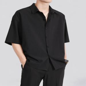아이스 실크 남성 반팔 셔츠 캐주얼 여름 트렌드 브랜드 루즈핏 젊은 감각의 블랙 캐주얼 아우터웨어 네 또는 다섯 소매 디자인