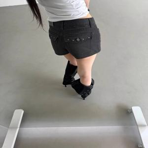 슬림핏 로우 웨이스트 플립 커버 리벳 디자인 스트리트 레트로 개성 반바지 청바지 유니크 SEI 캐주얼웨어 스탠다드 핏 딥 컬러