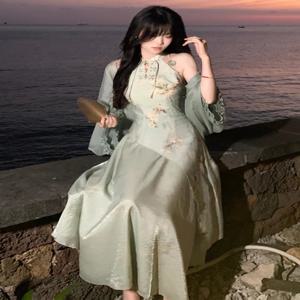 새로운 중국 스타일 녹색 민소매 목 교수형 Qipao 드레스 복고풍 스타일 긴 경사 라펠 데일리웨어 폴리 에스터 섬유