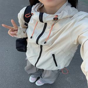 경량 여성 여름 겉옷 윈드 브레이커 얇은 자외선 차단복 루즈핏 지퍼 포켓 디테일 나일론 섬유 코트
