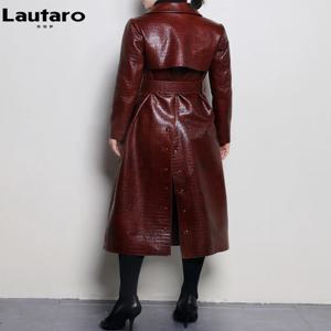 Lautaro 가을 긴 반짝 이는 반사 특허 가짜 가죽 트렌치 코트 여성용 벨트 더블 브레스트 럭셔리 디자이너 의류 2023