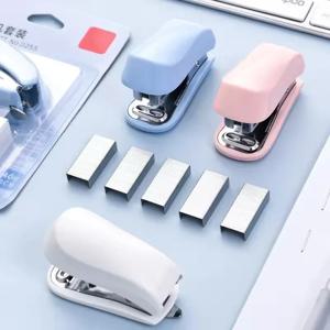 귀여운 마카롱 컬러 미니 스테이플러 1pc 학생 문구 콤보 세트, 편리한 소형 스테이플러 및 종이 바인딩 용 스테이플