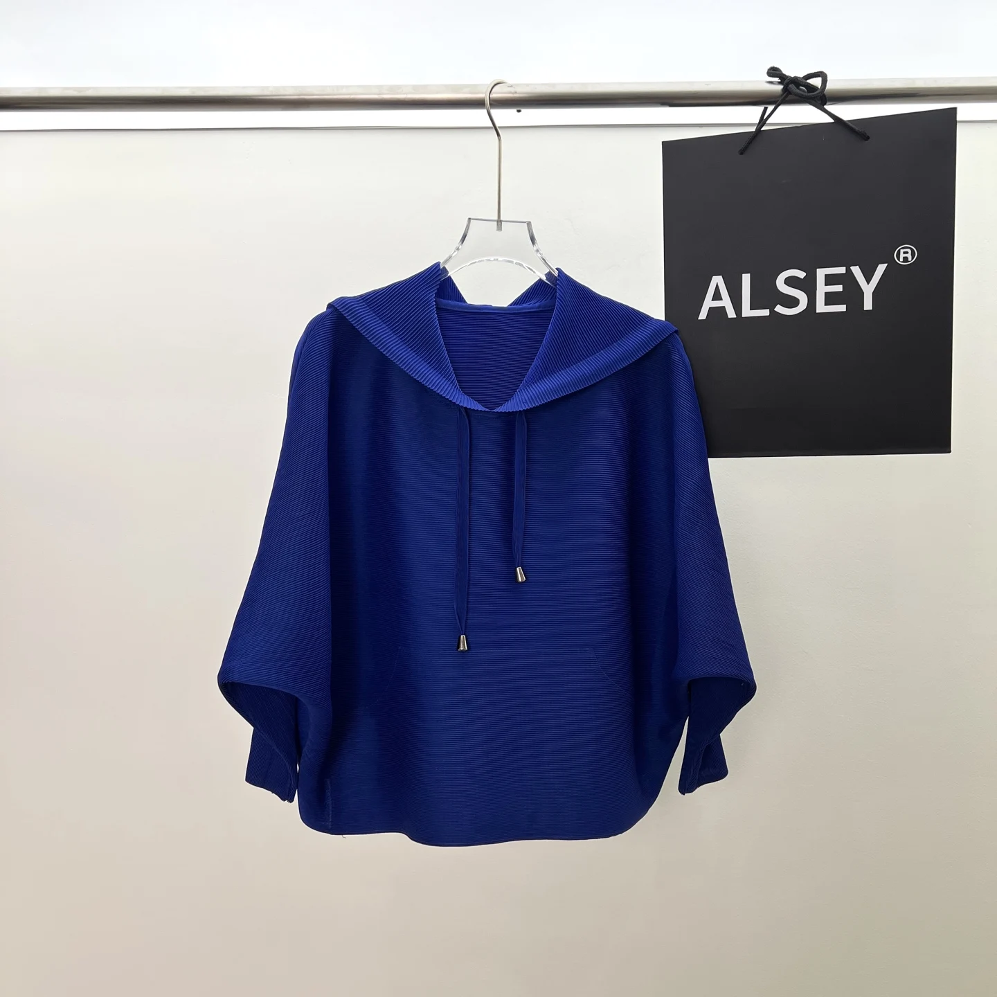 Miyake Pleated 솔리드 컬러 후드 루즈 탑 2025 봄 신작 v 넥 드로우 스트링 후드 다목적 얇은 스웨터