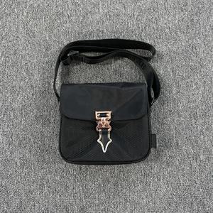 로즈 골드 프린트가 있는 T-9 블랙 크로스바디 백 - 트렌디한 캐주얼 초경량 데일리 액세서리 블랙 Cee