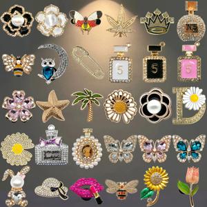 여자를위한 1pcs 금속 구두 매력 여자 꽃 튤립 하트 나비 데이지 럭셔리 진주 구두 장식 핀 샌들 액세서리