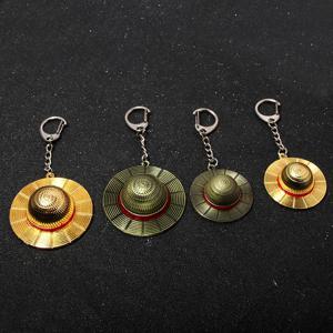 클래식 애니메이션 키 체인 Luffy 밀짚 모자 펜던트 팬을위한 금속 열쇠 고리 펜던트 코스프레 소품 열쇠 고리 액세서리 쥬얼리