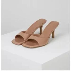 새로운 여름 새 슬리퍼 여성 트렌드 섹시한 대형 스퀘어 발가락 얇은 발 뒤꿈치 신발 숙녀 캐주얼 슬리퍼 힐 zapatos 35-42