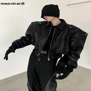 Mauroicardi 봄 가을 멋진 잘 생긴 짧은 대형 블랙 Pu 가죽 자켓 남자 어깨 패드 긴 소매 지퍼 2023