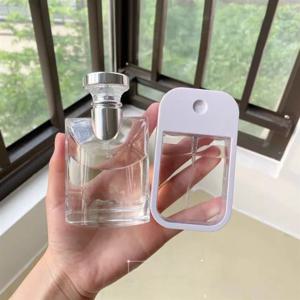 새로운 45ml 토너 디스펜서 재사용 가능한 휴대용 충전 향수병 미니 카드 스프레이 병 여행 메이크업 프레스 병