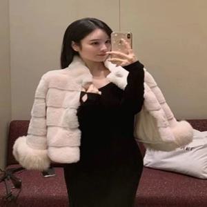 겨울 신상 여성용 짧은 두꺼운 플러시 일체형 여우털 코트 따뜻하고 스타일리시한 여성용 코트 긴 소매 라운드 칼라 중국 브랜드