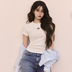 [장원영 PICK] 타미진 여성 슬립 뱃지 립 티셔츠 T32E1TTO06TWT1
