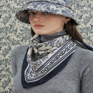 [선물포장] Toile de Jouy 네이비 사각 실크 스카프 HISC5E301N2