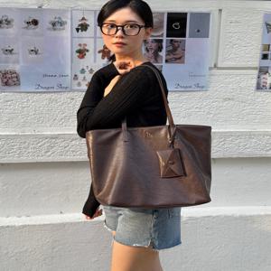[인기신상]HIBA5F861W3_여성 크링클 브라운 퍼피 로고 와이드 숄더백 카드참 SET