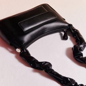 질 바이 질스튜어트 JLBA4E550BK [클리어런스][이든] 블랙 스트링 숄더백