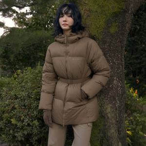 티피코 여성 후드 벨티드 다운 자켓 캠핑룩 패딩 S24WWTDJ03_BS_C