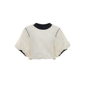 [SATIN] 펀칭 배색 반팔 블라우스 S242P201