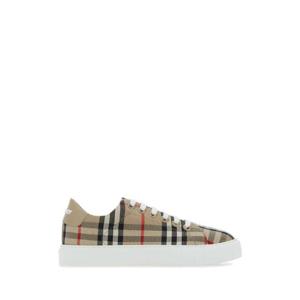 BURBERRY 자수 캔버스 스니커즈 8049777 A7026