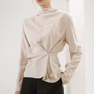 [헤레이스]터틀넥 뒷단추 킨블라우스_YMSH25FW092