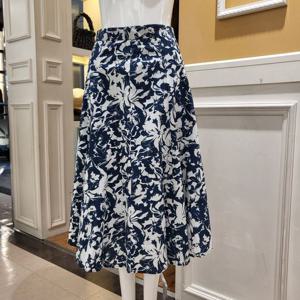 [BCBG] 비씨비지 여름24 빅플라워 프린트 스커트 B4B4S217