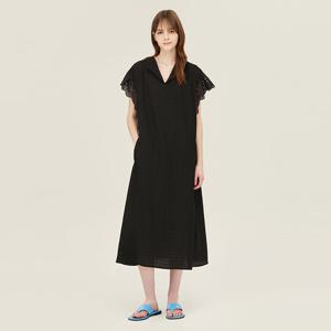 [베네통] 시어서커 아일렛 원피스 _BAOP60531BK