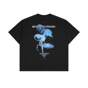 우영미 루미너스 젤리피쉬 백 로고 티셔츠 블랙   24SS W241TS05716B