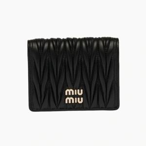 미우미우 5MV204 AFPP F0002 마테라쎄 반지갑 블랙 (5MV204 2FPP F0002)