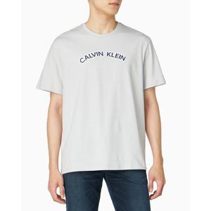 CK진  남성 레귤러핏 커브 로고 반팔 티셔츠(4RB849G)