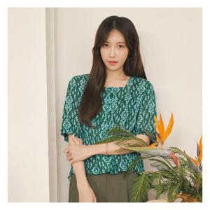 [올리비아로렌]스퀘어 넥 블라우스__VVCNS3M4361