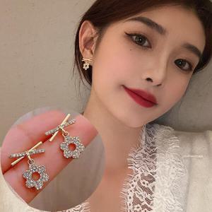 아트박스/홀리지 푸트린 큐빅 골드 리본 플라워 귀걸이