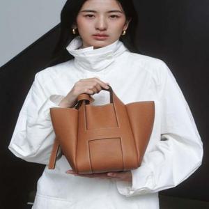 갤러리아_헤지스핸드백 HIBA5F311W2 [H-BAG] 시그니처 H 브라운 레더토트겸숄