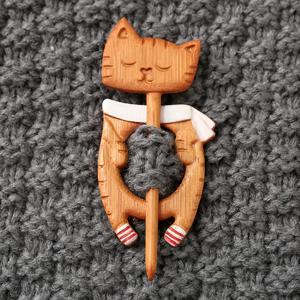 TEMU 가을 겨울 패션 액세서리: 스카프를 두른 고양이 디자인 우드 브로치, 귀여운 동물 모양 숄 핀 – 독특하고 우아한 스웨터 또는 랩 스타일링에 완벽한 선물, 개성 있는 스타일의 여성을 위한