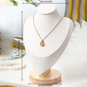 TEMU 보석점을 위한 우아한 목재 목걸이 디스플레이 스탠드 - 화이트 & 블랙 마네킹 목걸이, 골든 체인, 레드 & 골든 펜던트, 대리석 배경, 럭셔리 설정에서 보석을 전시하기에 완벽, 보석 디스플레이 | 세련된 디스플레이 | 목재 마네킹, 보석 정리함, 보석 타워