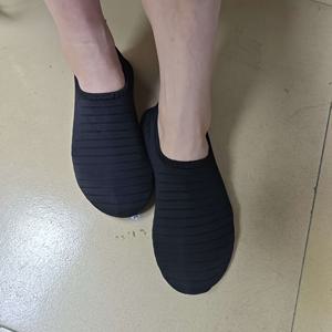TEMU 남성용 경량 통기성 슬립온 워터 슈즈 - 야외 스포츠, 훈련 및 캐주얼 웨어용 루버 솔이 있는 로우 탑 메쉬 상단 - 블랙 & 골든 액센트, 워터 스포츠 슈즈 | 스타일리시 슬립온 | 통기성 메쉬 슈즈