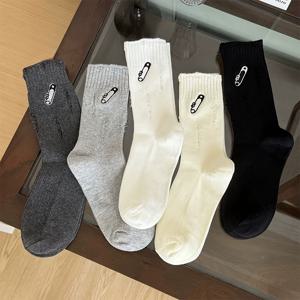 TEMU 여성용 미드캐프 양말 5켤레 세트 - 블랙 메탈 페이퍼 클립 디자인, 데칼 및 찢어진 디테일, 랜덤 프린트 패턴, 검정/흰색/회색, 기계 세탁 가능, 봄 여름 캐주얼 패션 양말, 다재다능한 스타일 | 구멍이 있는 소크 디자인 | 질감 있는 소재, 귀여운 양말