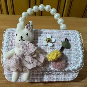 TEMU 학교나 야외 활동을 위한 귀여운 미니 가방, 진주 손잡이와 토끼 인형이 있다. 매우 가볍고 크리스마스, 할로윈, 생일 선물로 좋은 선택이다.