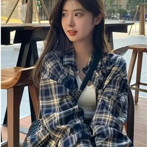 TEMU 여성용 빈티지 블루 & 화이트 체크무늬 루즈핏 버튼업 셔츠 - 봄 여름 가을 캐주얼 레이어링 피스, 다용도 솔트-라이트 베이지 의상, 편안한 핏 블라우스, 계절 패션, 클래식 칼라, 내구성 있는 원단, 한국 인기 여성복, 체크 셔츠, 여성용 가을 셔츠, 여성용 셔츠, 여성용 블라우스, 우아한 블라우스, 여성용 탑