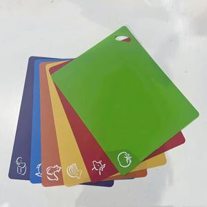 TEMU 6pcs 초두꺼운 유연한 플라스틱 주방용 도마 세트 - 미끄럼 방지 베이스 & 이지그립 핸들, 컬러코드된 사진 (고기, 채소, 과일, 치즈, 생식품, 안전) - 내구성 있는 홈/기숙사/주방용 보드 - 식기 세척기 사용 가능 & 공간절약형