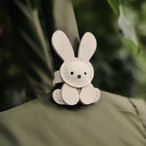 TEMU 1개 귀여운 토끼 가방 장식 - 표정 있는 눈과 코가 있는 푹신한 토끼 지갑 장식, 부드러운 파스텔 베이지/화이트 패브릭 액세서리, 부활절, 생일 선물, 핸드백, 백팩, 키체인용 - 여성과 소녀를 위한 봄 장식, 푹신한 귀와 디테일한 얼굴이 있는 사랑스러운 흰 토끼 모양 가방 장식, 포근한 질감의 플러시 패브릭, 일상 사용이나 특별한 날에 완벽