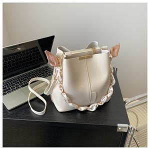 TEMU 여성용 경량 PVC 변환형 크로스바디 백 - 탈착 가능한 숄더 스트랩 & 골드 톤 체인 액센트, 안전한 지퍼 클로저, 우아한 화이트/그린 색상 쇼핑·출근·여행용 - 발렌타인데이 선물 아이디어, 오피스 액세서리, 장식 체인 디테일, 세련된 모던 룩