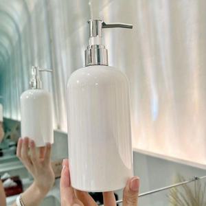 TEMU 500ml 재충전 가능한 액체 샴푸 디스펜서 병 - 메탈릭 펌프가 있는 세련된 흰색 및 검정색 디자인, 탈레이트 프리 플라스틱, 샴푸, 바디 워시, 컨디셔너에 이상적 - 욕실 및 여행 필수품, 욕실 필수품, 현대적인 미적 감각, 내구성 있는 구조