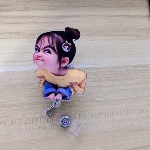 TEMU 의대생 및 간호사를 위한 귀여운 캐릭터 디자인 리트랙터블 배지 릴 1개 - 파란 청바지와 노란 스웨터가 있는 아크릴 ID 홀더, 의료 전문가를 위한 내구성 있는 액세서리 | 재미있는 아이템 | 메탈 클립 부착물, 귀여운 ID, 2D 플랫