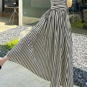 TEMU LYYVE 여성용 우아한 블랙 & 화이트 맥시 드레스 - 민소매 A라인 보호 비치 파티 드레스, 스모크 웨이스트, 슬림핏 롱 포멀 & 캐주얼 아웃핏, 세탁기 사용 가능 사계절 파티 드레스, 휴가 스타일 캐미솔 드레스, 허그링 웨이스트와 A라인 실루엣, 비치 아웃핑과 세미포멀 이벤트를 위한 시크한 프린트, 여름 파티 드레스
